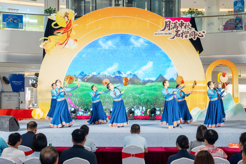伴随着激昂欢快的民族舞蹈《热巴鼓》,活动正式拉开帷幕。 伴随着激昂欢快的民族舞蹈《热巴鼓》,活动正式拉开帷幕。