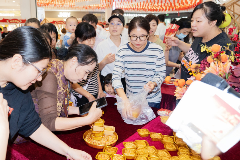 中秋市集的手工制作月饼让人们感受传统文化的独特魅力。 中秋市集的手工制作月饼让人们感受传统文化的独特魅力。