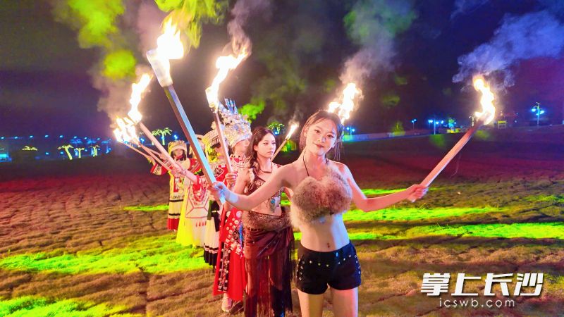 火把舞点亮山野夜空。 火把舞点亮山野夜空。