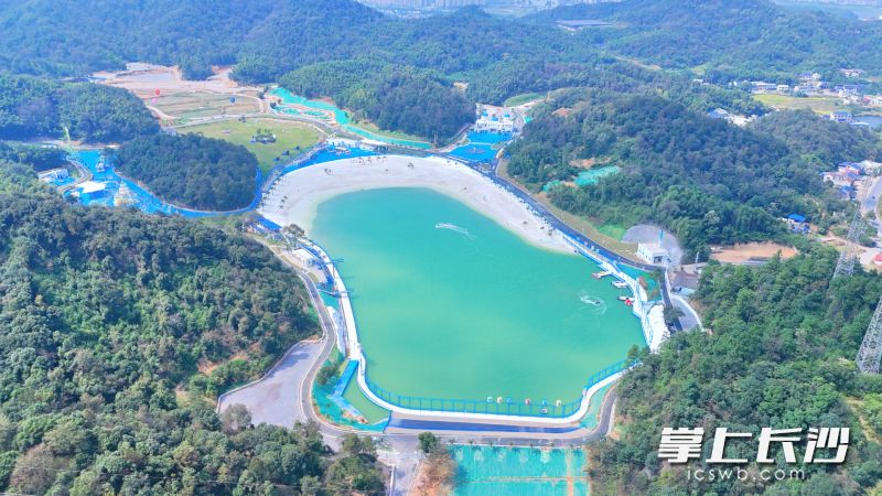人工湖“牧海”铺展开来,细腻仿真海沙堆砌成浪漫银滩,澄澈湖水衬着远山。 人工湖“牧海”铺展开来,细腻仿真海沙堆砌成浪漫银滩,澄澈湖水衬着远山。