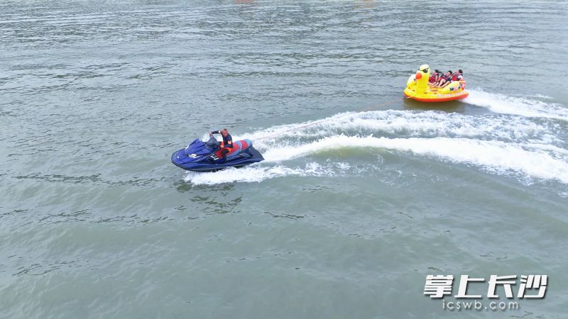 摩托艇破浪飞驰。 摩托艇破浪飞驰。