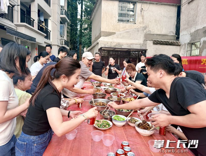 回迁长桌宴，满满人情味。