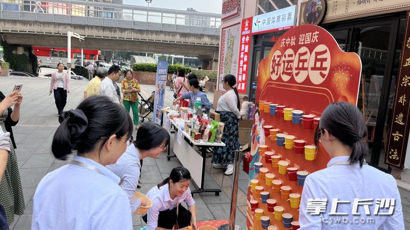 趣味游戏吸引职工和新就业群体踊跃参与。