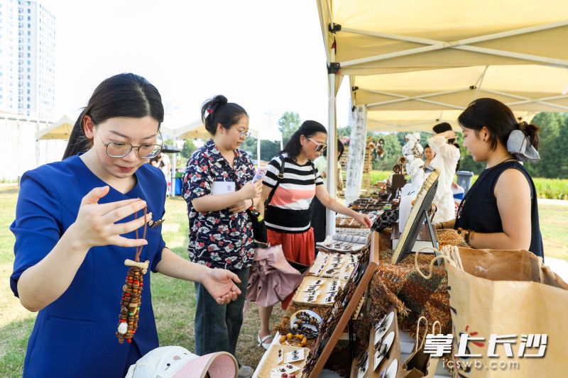 活动现场,10余个摊位一字排开,吸引市民游客驻足。 活动现场,10余个摊位一字排开,吸引市民游客驻足。