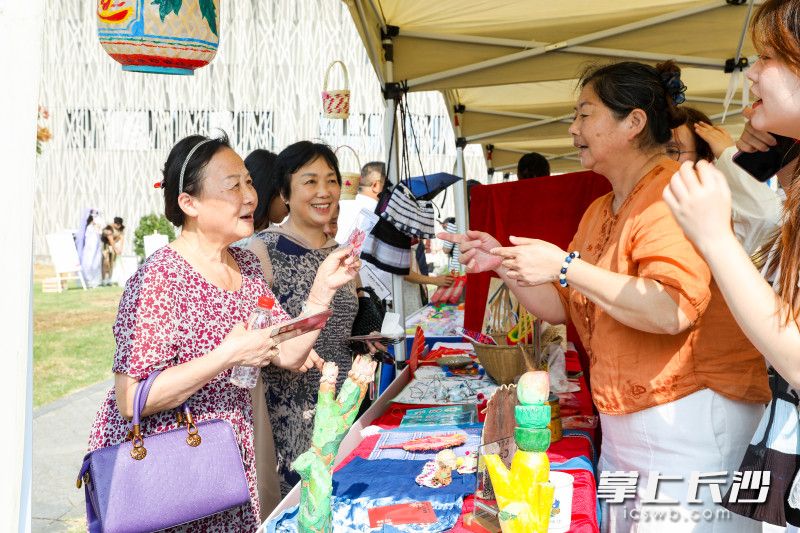 市民游客正在挑选商品。 市民游客正在挑选商品。