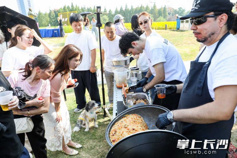9月24日,“一碗香米饭·中国好味道”民族团结美食集市暨稻田丰收音乐季在隆平水稻博物馆户外广场正式启幕。 均为长沙晚报全媒体记者董阳摄 9月24日,“一碗香米饭·中国好味道”民族团结美食集市暨稻田丰收音乐季在隆平水稻博物馆户外广场正式启幕。 均为长沙晚报全媒体记者董阳摄
