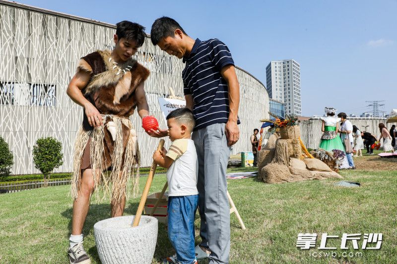 现场设置打糍粑体验、民族服饰打卡等互动活动区,趣味十足。 现场设置打糍粑体验、民族服饰打卡等互动活动区,趣味十足。