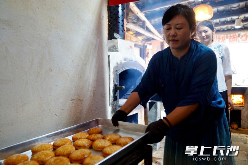 花猪酥月出炉,饼身烤出诱人金黄,香味溢满整间工坊。 花猪酥月出炉,饼身烤出诱人金黄,香味溢满整间工坊。