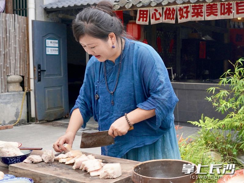 肖凤君正在准备古法月饼制作的原料,宁乡花猪肉馅自然不可少。 均为长沙晚报全媒体记者张禹、通讯员段华良摄 肖凤君正在准备古法月饼制作的原料,宁乡花猪肉馅自然不可少。 均为长沙晚报全媒体记者张禹、通讯员段华良摄