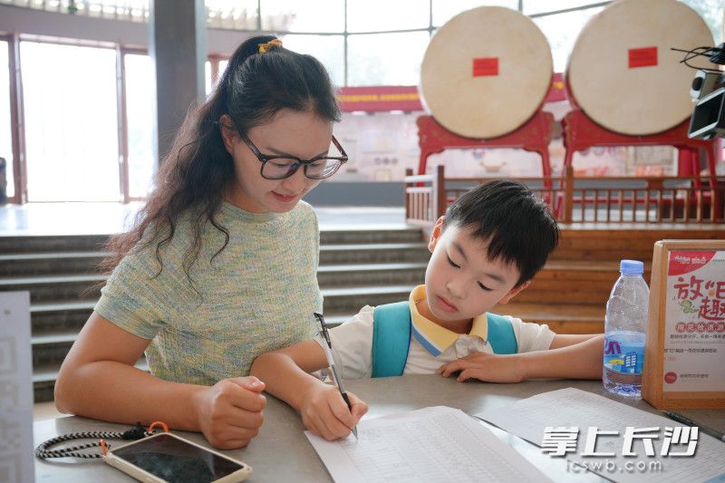 市民签到参加活动。