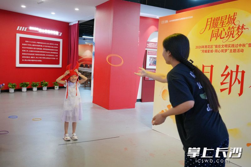 市民们在体验民俗闯关游戏。