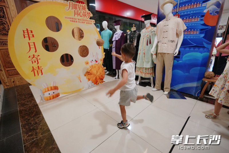本次活动以各民族传统中秋习俗为主线，设置了一系列体验游戏。