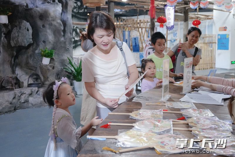 市民、各族群众纷纷走进场馆，在灯火、笑语与民俗体验中，沉浸式共赴一场中秋盛宴。 均为全媒体记者 周游 通讯员 张卫摄影报道