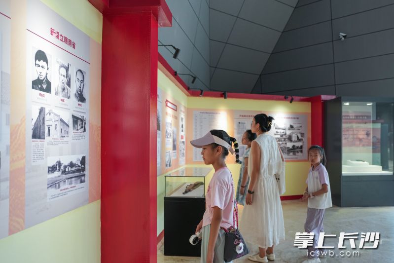9月25日，“伟大的出发 永远的长征——中央红军长征出发历史展”在杜鹃花艺术中心正式对公众开放。 均为长沙晚报全媒体记者邹麟摄