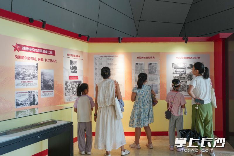 观众在沉浸式观展中走近历史、感悟精神。
