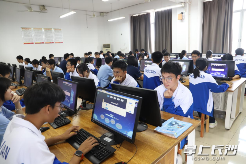 周南中学学生体验AI课程。
