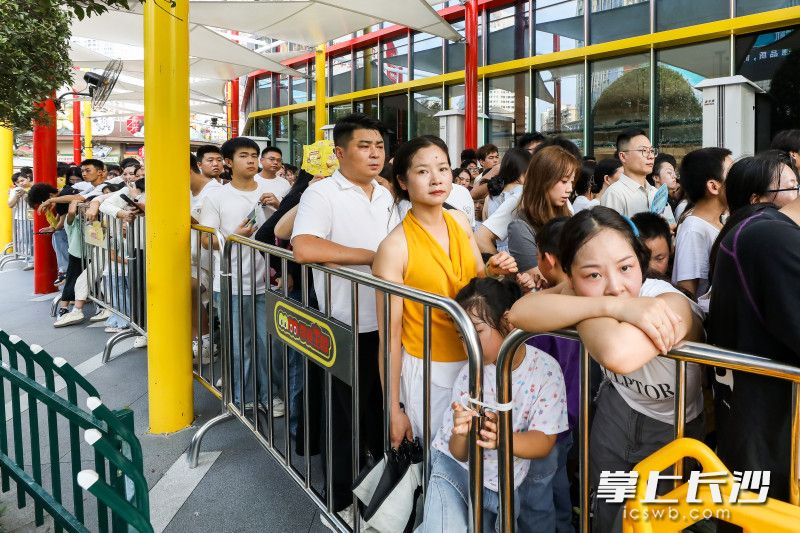中秋节，长沙零食王国门口，等待入场的人们。 均为长沙晚报全媒体记者董阳摄