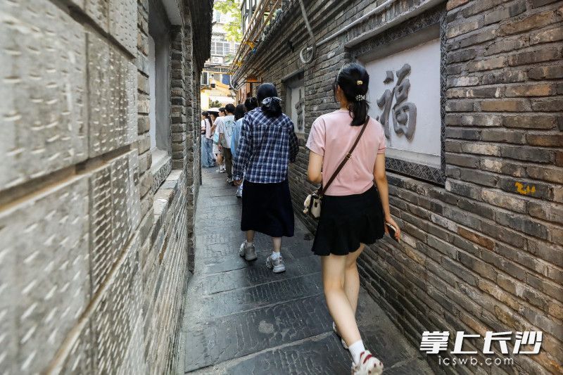 中秋节，游客经过白果园巷。