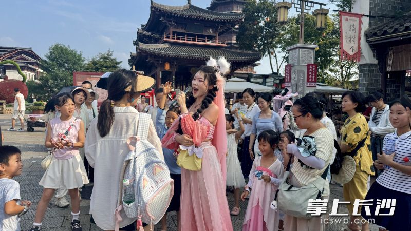乐园内的NPC（非玩家角色）与游客互动。 长沙晚报全媒体记者 佘倩文 摄