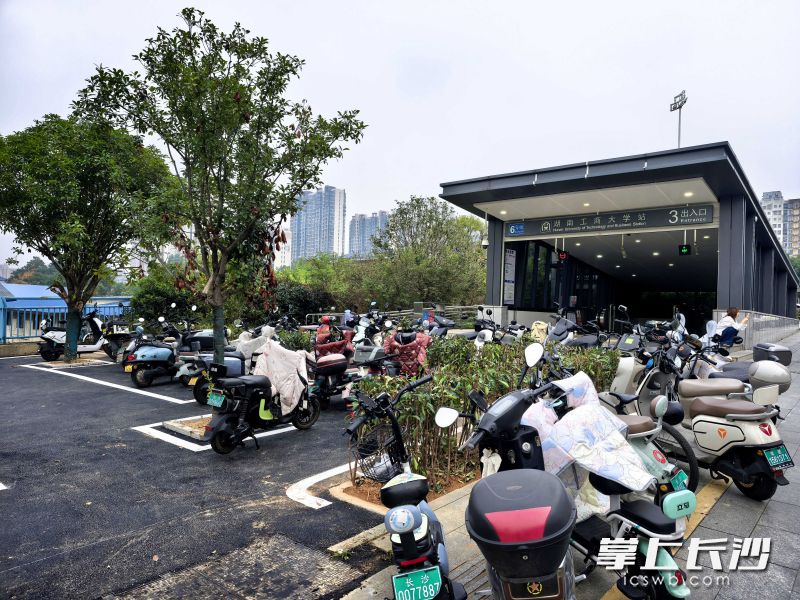 改造前，地铁6号线湖南工商大学站口前，电动车、共享单车占道乱停，望岳路桐梓坡路口早晚高峰拥堵频发。通讯员 冯莹洁 供图