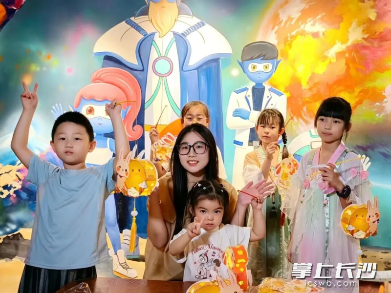 贝拉小镇推出“月满贝拉·团圆奇妙夜”等主题活动，花灯手作、月饼DIY、玉兔寻宝串起游园体验。通讯员 邓方博 供图