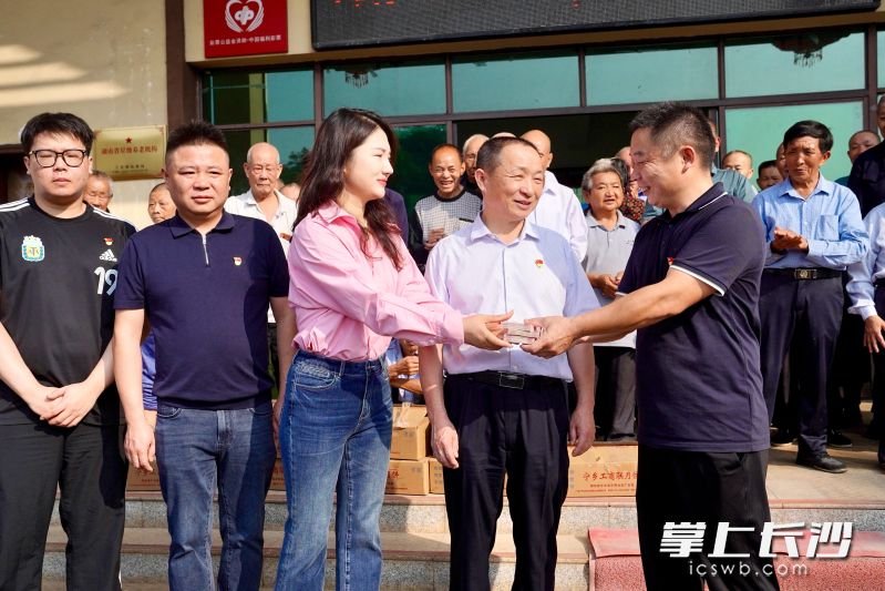 9月25日时值中秋佳节,精量重工董事长陈基良携家人来到巷子口镇敬老院,为老人们送来节日祝福。均为长沙晚报全媒体记者 张禹 通讯员 段华良 摄影报道 9月25日时值中秋佳节,精量重工董事长陈基良携家人来到巷子口镇敬老院,为老人们送来节日祝福。均为长沙晚报全媒体记者 张禹 通讯员 段华良 摄影报道