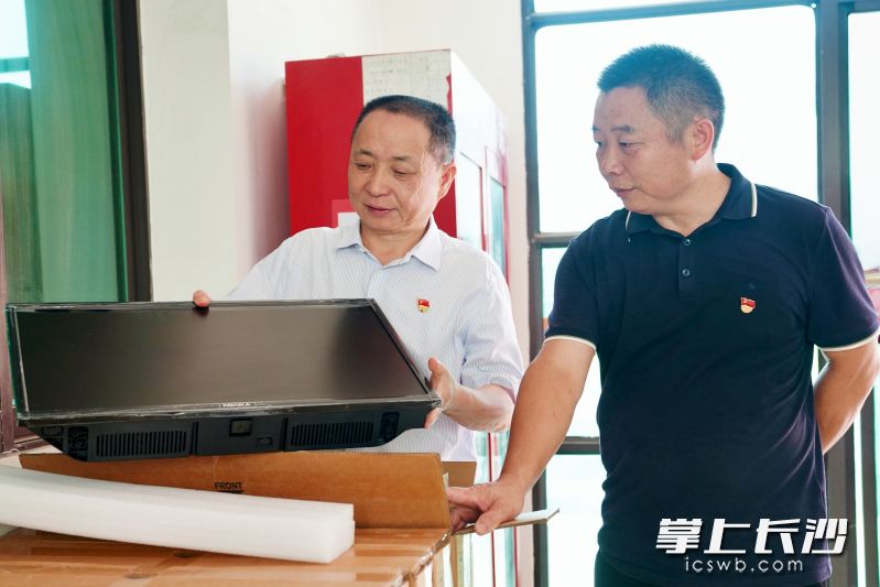 陈基良(左)向敬老院捐赠50台电视机。 陈基良(左)向敬老院捐赠50台电视机。