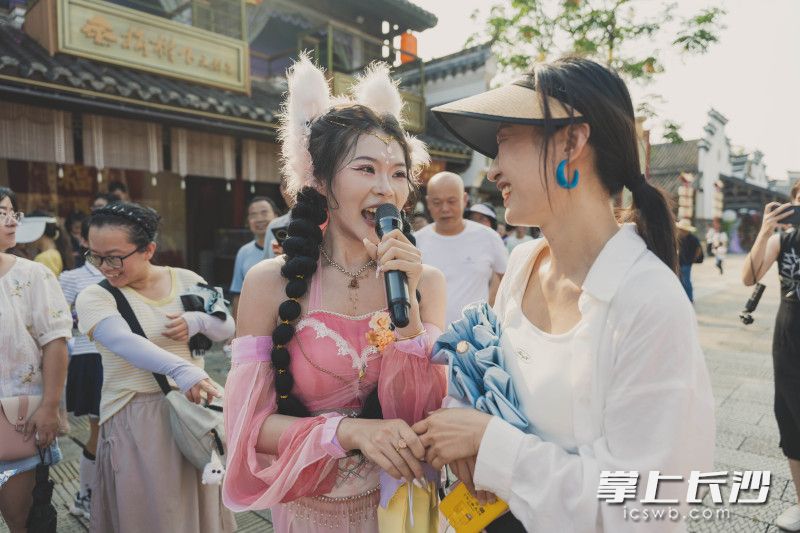 古装NPC与游客亲切互动，面对面趣味交流，沉浸式的游园体验拉近了与游人的距离。