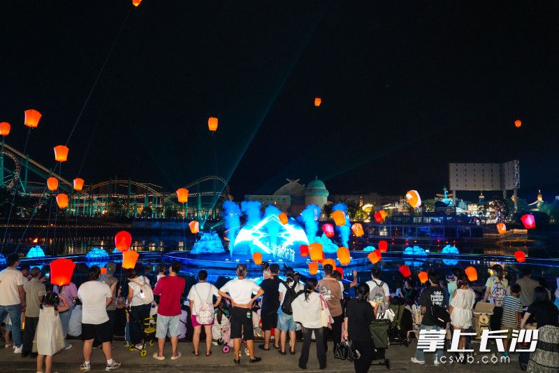 月照古今大湖秀，双节期间每日1场，以月亮为隐形线索，嫦娥、后羿为主线。