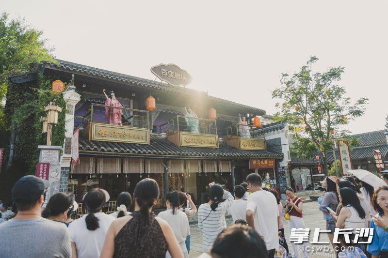 铜官窑国风乐园的百变剧场，楼台国风演艺精彩上演，游客驻足围观，尽享国风趣味。