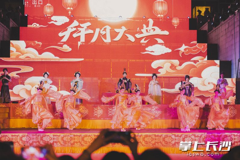 中秋国庆双节长沙铜官窑国风乐园重磅开启“富桂千灯节”主题文旅活动，活动，为市民游客打造一场昼夜不息的沉浸式唐风游园盛宴。照片均为全媒体记者 周数邑 通讯员 叶友朋 摄