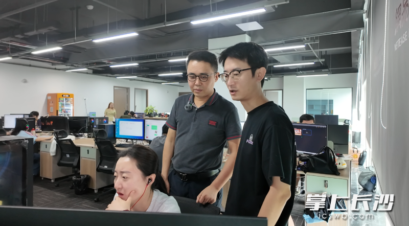 李杰（中）在跟同事讨论短剧制作。长沙晚报全媒体记者 匡小娟 摄