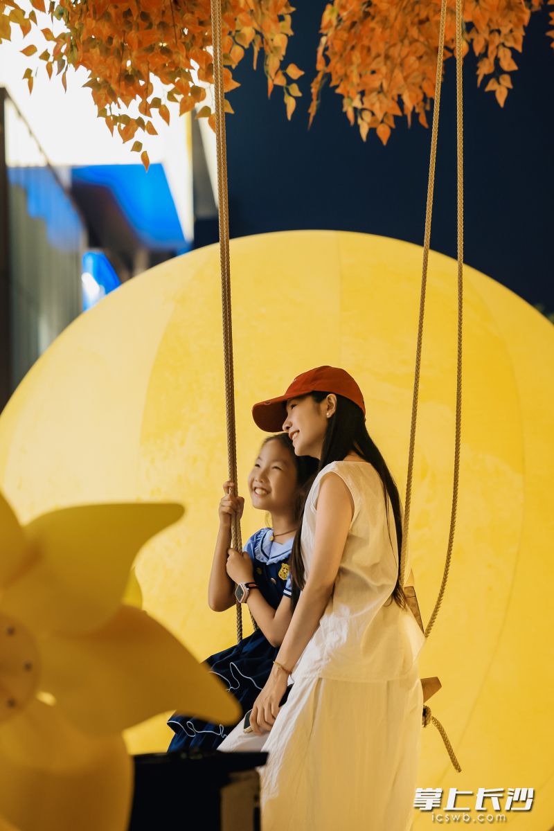 长沙万象城“万物尽染”秋日主题场景吸引市民拍照打卡。 均为通讯员供图