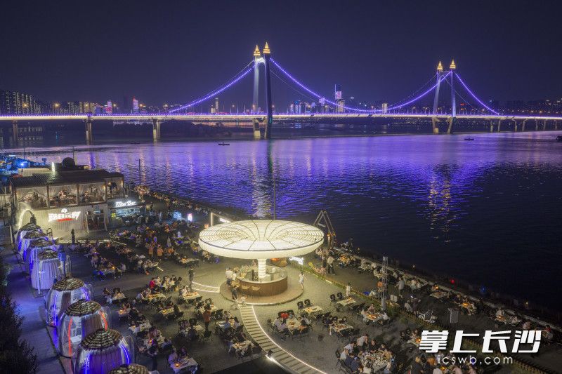 9月27日傍晚，不少市民游客来到江边餐酒吧，伴着落日余晖与徐徐江风小聚闲谈。 均为长沙晚报全媒体记者黄启晴摄