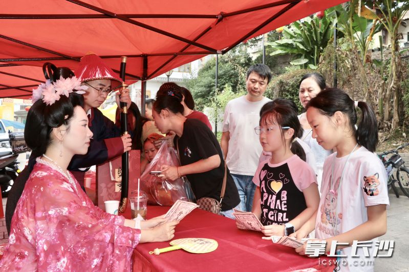 小朋友们与NPC对古诗词获得银票。
