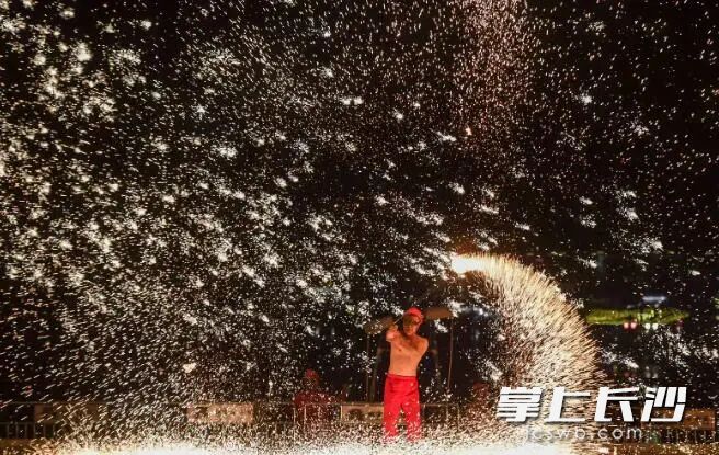 打铁花表演。