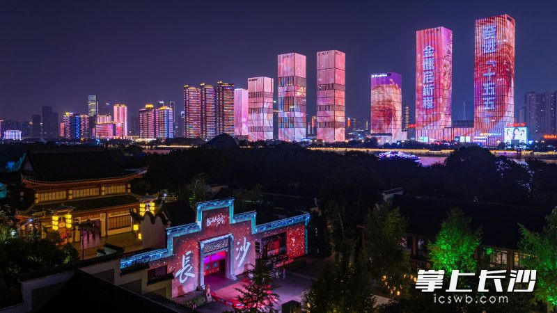 9月27日晚，第16届中国金鹰电视艺术节在长沙开幕，长沙一江两岸为金鹰节亮起专属灯光秀。 均为长沙晚报全媒体记者郭雨滴摄