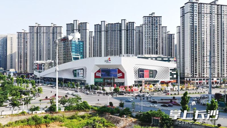 月亮岛街道龙湖天街商圈。受访者供图