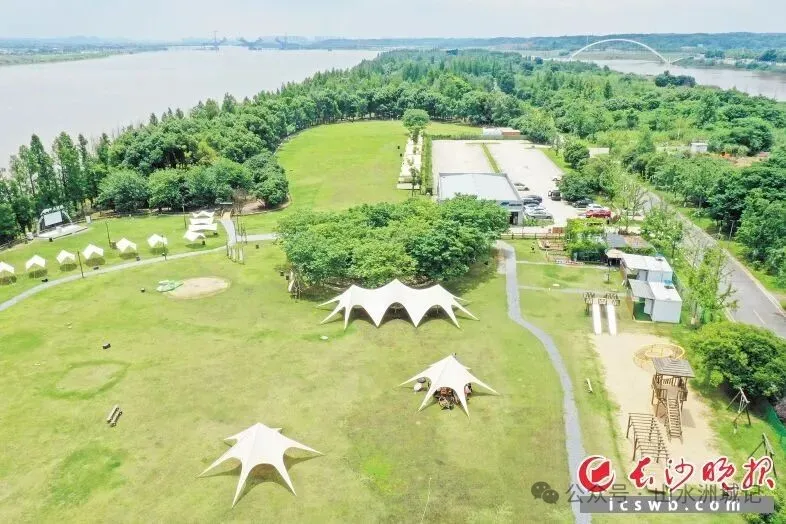 湘江集团为丰富市民休闲体验，引入社会资本打造的‘欢乐巴溪洲·小狐狸营地’项目，于2022年8月对外运营。王志伟 易亿 摄影报道