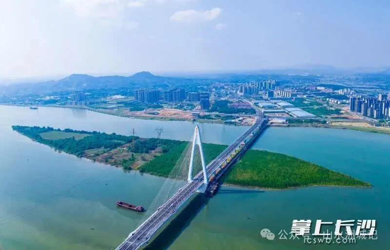 香炉洲因形似“香炉”而得名，如今香炉洲大桥横跨洲上，便捷了两岸交通与发展。邹麟 摄