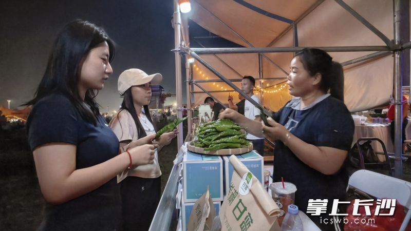 市民游客在市集上购买本土农产品。