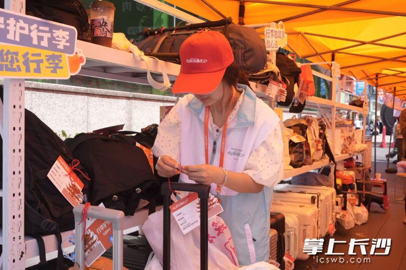 天心区往年在五一商圈设置的行李免费寄存点。均为长沙晚报全媒体记者 陈飞摄