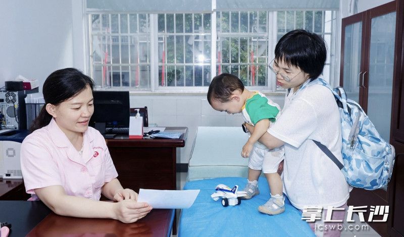 天心区妇幼保健计划生育服务中心为孩子提供健康指导。