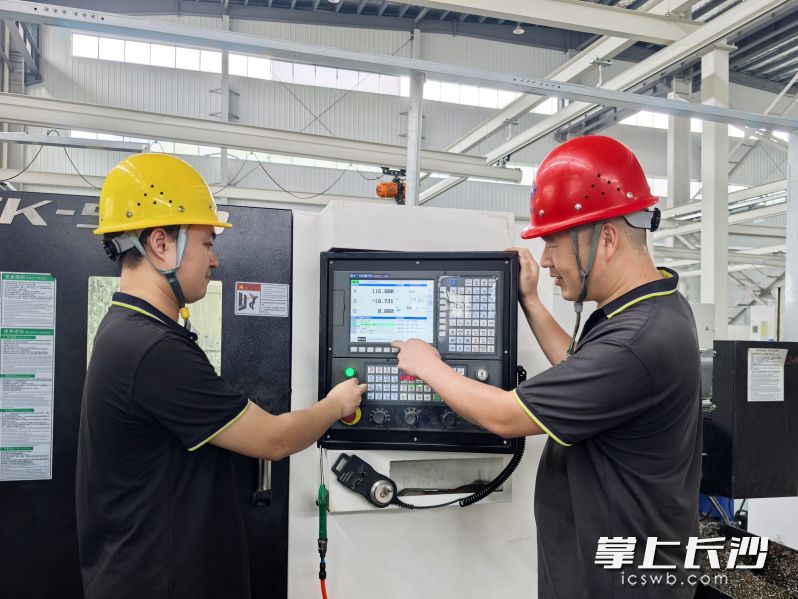 在天和钻具精密制造车间,车间主任靖金昌(右)指导工人操作。 均为长沙晚报全媒体记者张禹摄 在天和钻具精密制造车间,车间主任靖金昌(右)指导工人操作。 均为长沙晚报全媒体记者张禹摄