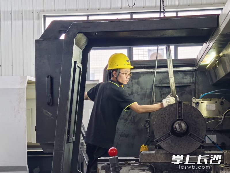天和钻具技术工人专注作业,赶制一批销往海外市场的大孔径潜孔凿岩钻具。 天和钻具技术工人专注作业,赶制一批销往海外市场的大孔径潜孔凿岩钻具。