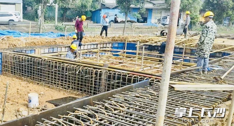 施工人员给地下管网大换“筋骨”。长沙晚报通讯员 史静波 供图 施工人员给地下管网大换“筋骨”。长沙晚报通讯员 史静波 供图