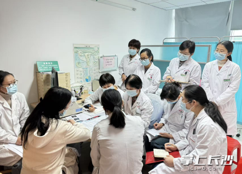 尤昭玲全国名中医传承工作室团队成员在研讨相关病例。均为通讯员供图