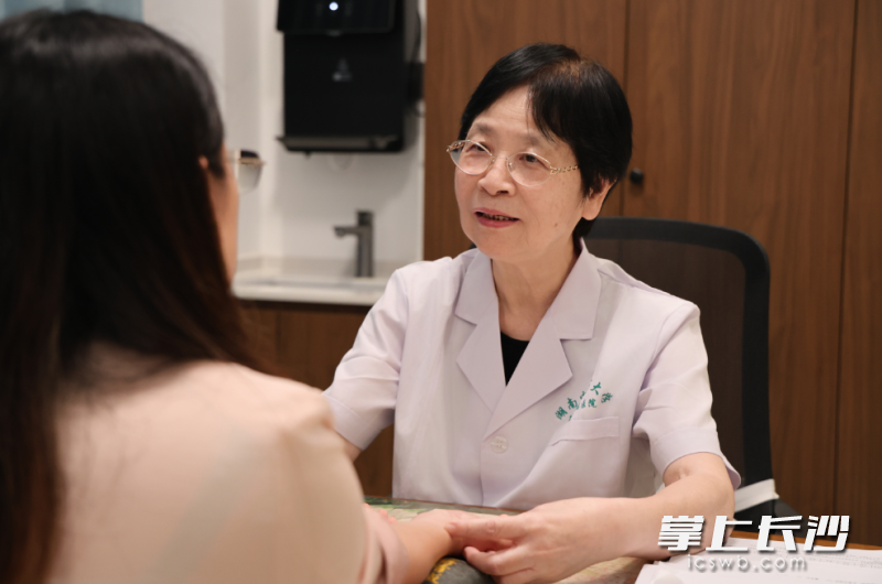 尤昭玲教授从事中医和中西医结合妇科临床、教学、科研工作50余年，影响力辐射全国乃至海外。