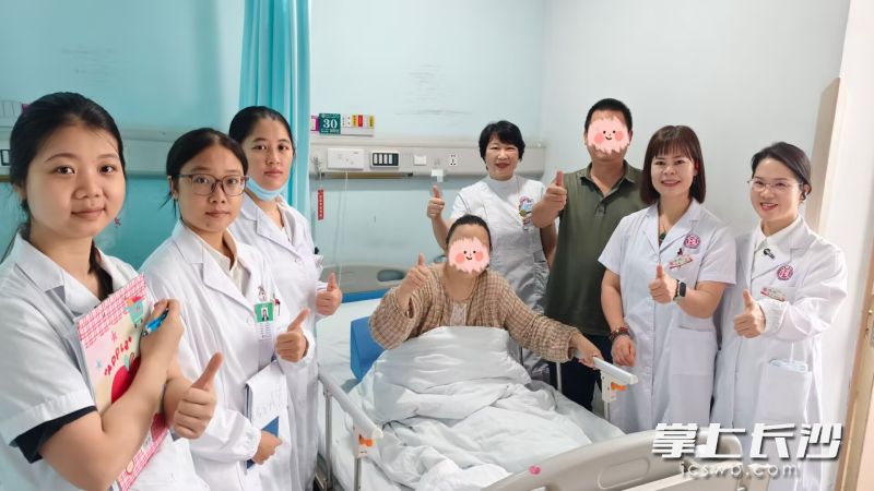 出院时，患者及家属与湖南省人民医院妇科医护人员合影留念。通讯员供图