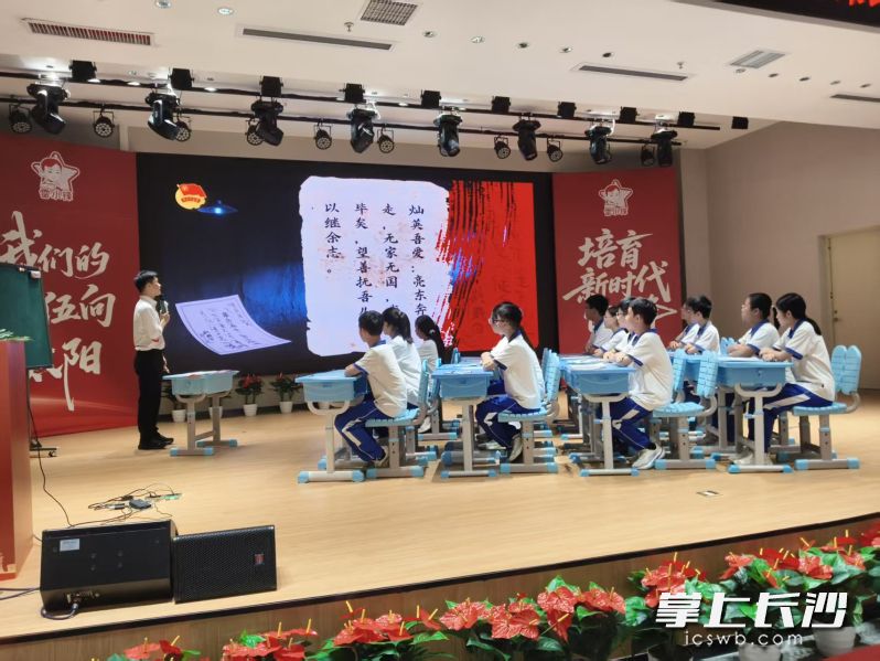 比赛主会场，一位老师在给同学们上“微团课”。均为长沙晚报通讯员 贺信 供图